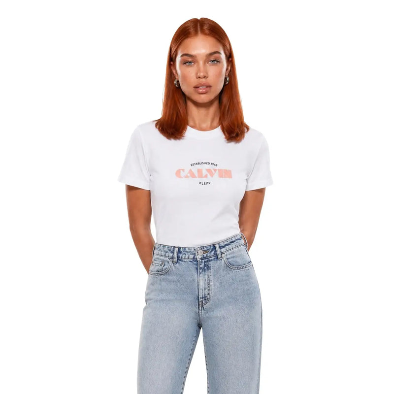 T-shirt blanc Calvin Klein Jeans pour femme, manches courtes, en coton, avec logo pêche et inscription « Établi en 1969 » sur le devant