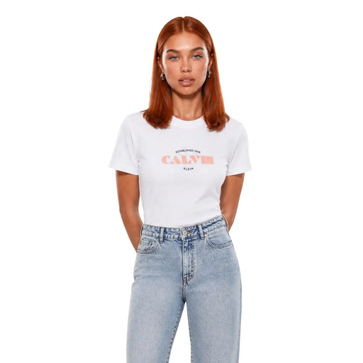 T-shirt blanc Calvin Klein Jeans pour femme, manches courtes, en coton, avec logo pêche et inscription « Établi en 1969 » sur le devant
