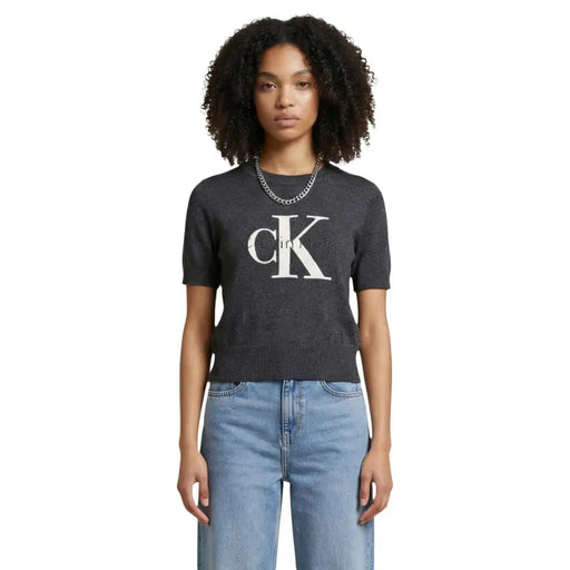 Calvin Klein Jeans pull en coton gris à manches courtes pour femme top avec le logo CK blanc