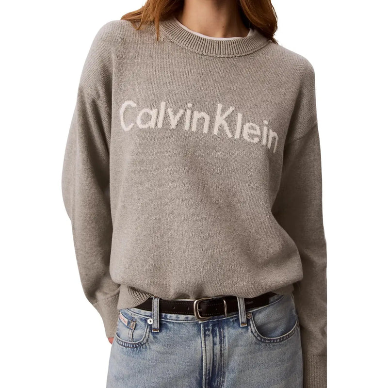 Calvin Klein Jeans Pull en maille de coton gris pour femme, orné d'un logo blanc sur la poitrine et d'un col rond.