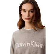 Calvin Klein Jeans Pull en maille de coton gris pour femme, confectionné dans un tissu doux et orné d'un logo blanc bien visible sur la poitrine.