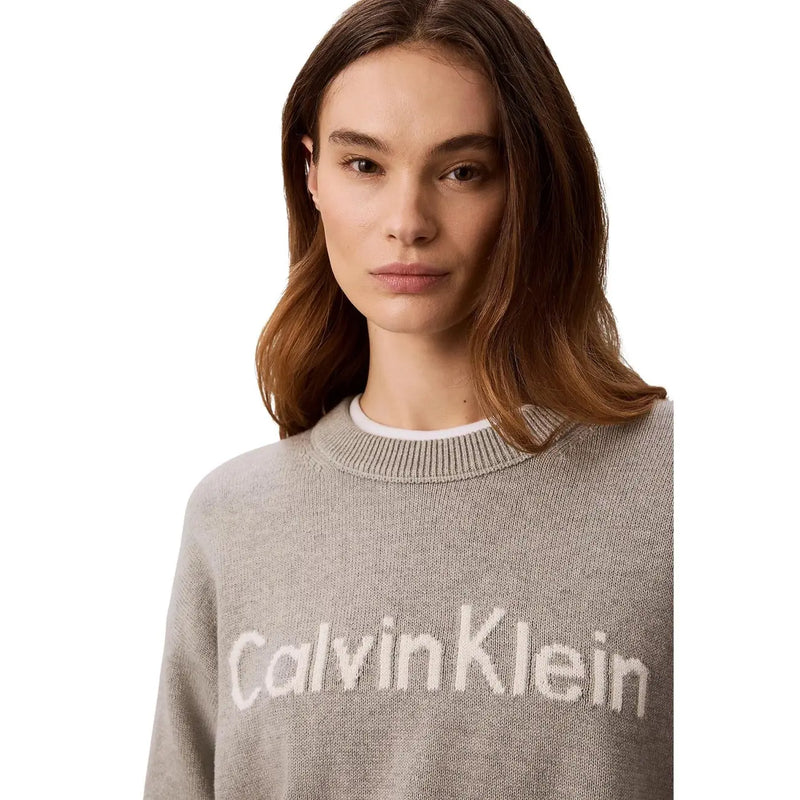 Calvin Klein Jeans Pull en maille de coton gris pour femme, confectionné dans un tissu doux et orné d'un logo blanc bien visible sur la poitrine.