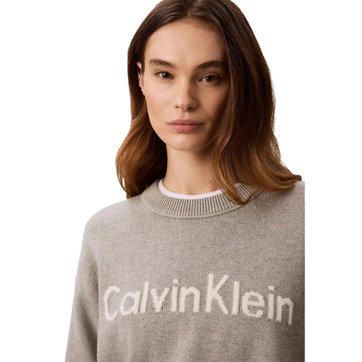 Calvin Klein Jeans Pull en maille de coton gris pour femme, confectionné dans un tissu doux et orné d'un logo blanc bien visible sur la poitrine.
