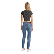 Un jean skinny bleu clair à passants de ceinture en cuir marron, porté avec un t-shirt gris en coton à col rond Calvin Klein Jeans pour femme.