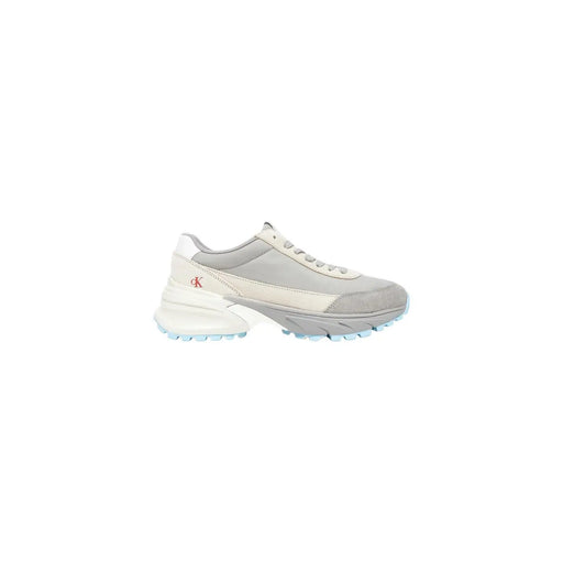 Calvin Klein Jeans Baskets compensées en cuir gris pour femme, avec des détails blancs et un logo rouge sur le côté.