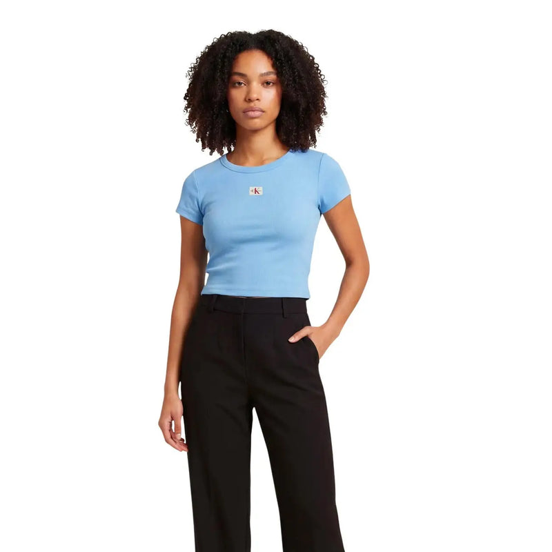 Calvin Klein Jeans crop top en coton bleu clair à manches courtes pour femme top avec un col rond et un petit logo brodé sur la poitrine