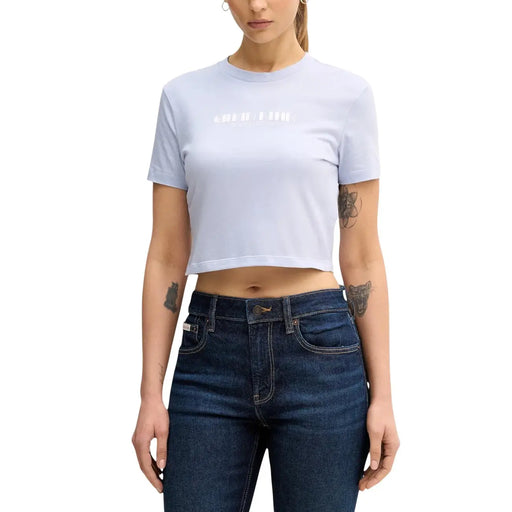 coton court bleu clair t-shirt pour femmes avec des lettres blanches sur la poitrine par Calvin Klein Jeans Imprimé lilas