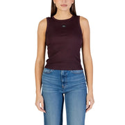 Calvin Klein Jeans femmes sans manches top T-shirt en coton côtelé bordeaux foncé et élasthanne, orné d'un petit logo noir sur la poitrine.