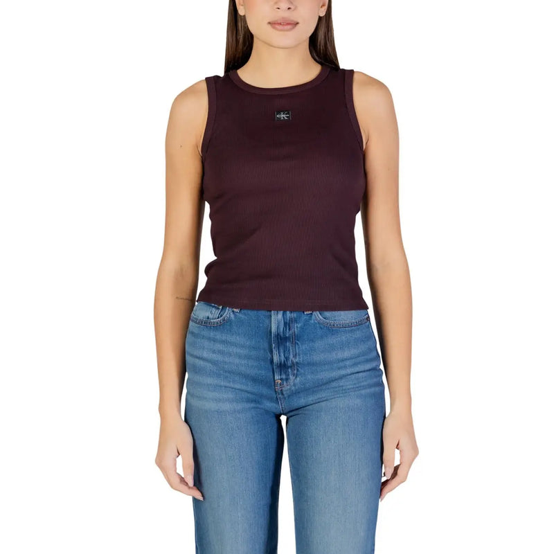 Calvin Klein Jeans femmes sans manches top T-shirt en coton côtelé bordeaux foncé et élasthanne, orné d'un petit logo noir sur la poitrine.