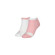 Une paire de Calvin Klein Jeans Chaussettes de sport pour femmes, roses et blanches, avec un logo Puma discret sur le pied