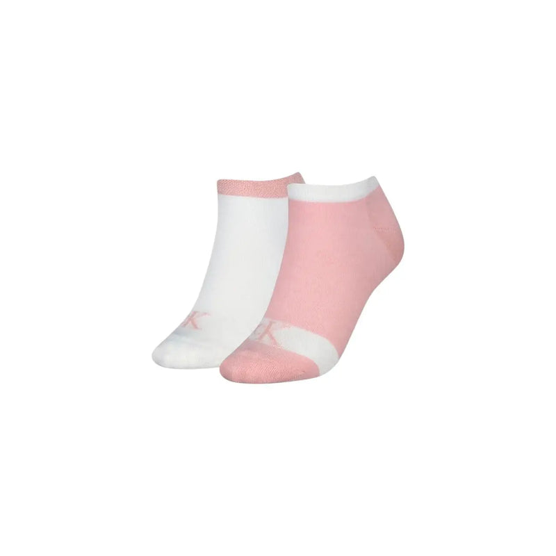Une paire de Calvin Klein Jeans Chaussettes de sport pour femmes, roses et blanches, avec un logo Puma discret sur le pied