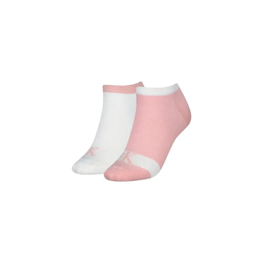 Une paire de Calvin Klein Jeans Chaussettes de sport pour femmes, roses et blanches, avec un logo Puma discret sur le pied