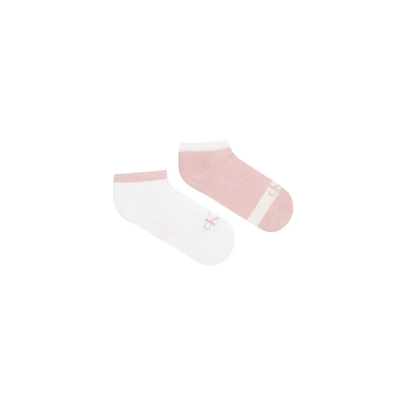 Une paire de chaussettes basses Calvin Klein Jeans pour femme, roses à rayures blanches et blanches unies avec le logo CK.