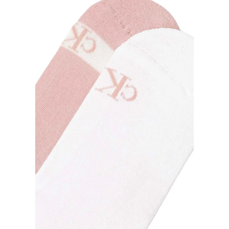 Une paire de vêtements minimalistes blancs et roses poudrés Calvin Klein Jeans Chaussettes de sport pour femmes avec logo CK discret brodé