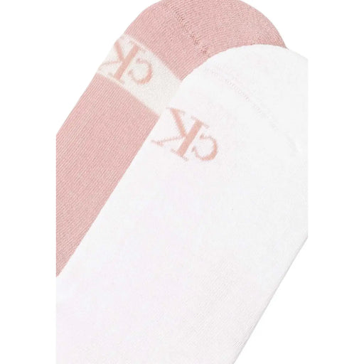 Une paire de vêtements minimalistes blancs et roses poudrés Calvin Klein Jeans Chaussettes de sport pour femmes avec logo CK discret brodé