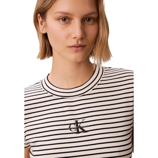 Calvin Klein Jeans col rond rayé pour femme top en maille côtelée noire et blanche, manches courtes et logo brodé