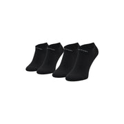 Sous-vêtements en dentelle stretch noire Calvin Klein Jeans pour femme, associés à des chaussettes noires à la cheville ornées d'un discret logo blanc au talon.