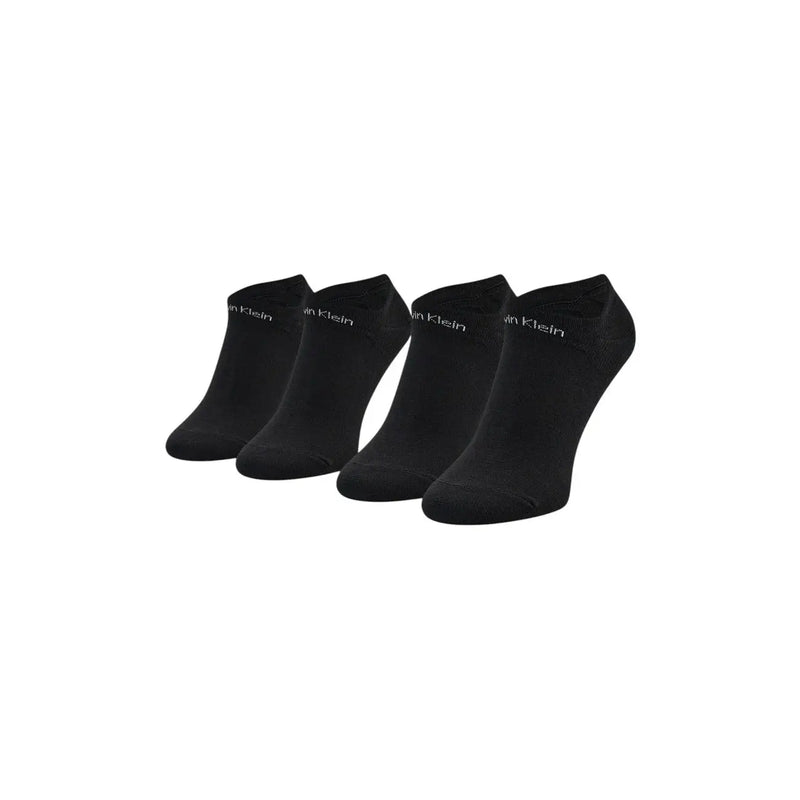 Sous-vêtements en dentelle stretch noire Calvin Klein Jeans pour femme, associés à des chaussettes noires à la cheville ornées d'un discret logo blanc au talon.