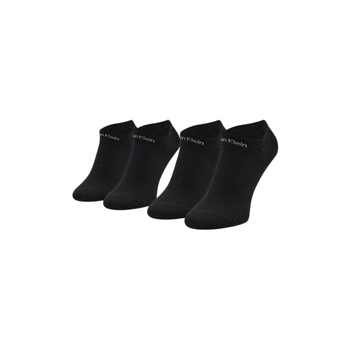 Sous-vêtements en dentelle stretch noire Calvin Klein Jeans pour femme, associés à des chaussettes noires à la cheville ornées d'un discret logo blanc au talon.