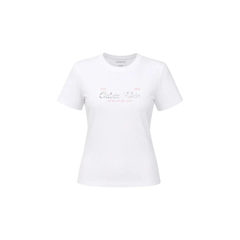 Calvin Klein Jeans T-shirt court classique en coton blanc pour femme, orné d'un discret logo rose et argenté imprimé sur la poitrine.