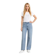 Jean en denim clair à coupe droite et cinq poches classiques, issu de la collection de t-shirts blancs en coton pour femmes de Calvin Klein Jeans.