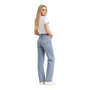 Jean en denim clair délavé taille haute à jambes droites associé à un Calvin Klein Jeans T-shirt court classique en coton blanc pour femme