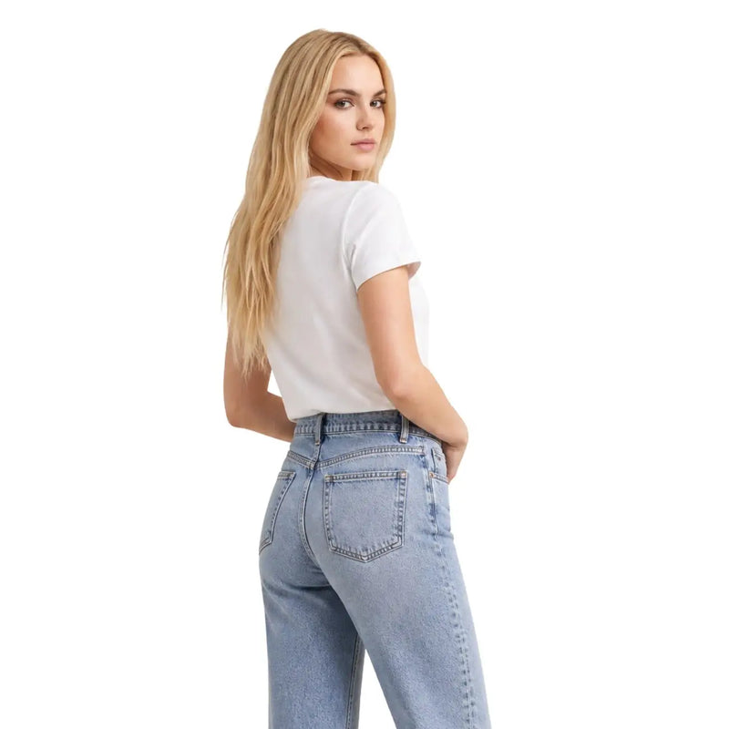 Jean taille haute à jambes larges en denim clair assorti à un t-shirt court classique blanc en coton Calvin Klein pour femme