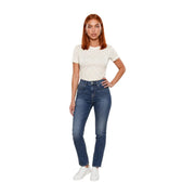 Jean bleu en denim taille haute à coupe droite, associé à un t-shirt blanc en coton à motifs géométriques Calvin Klein Jeans pour femme.