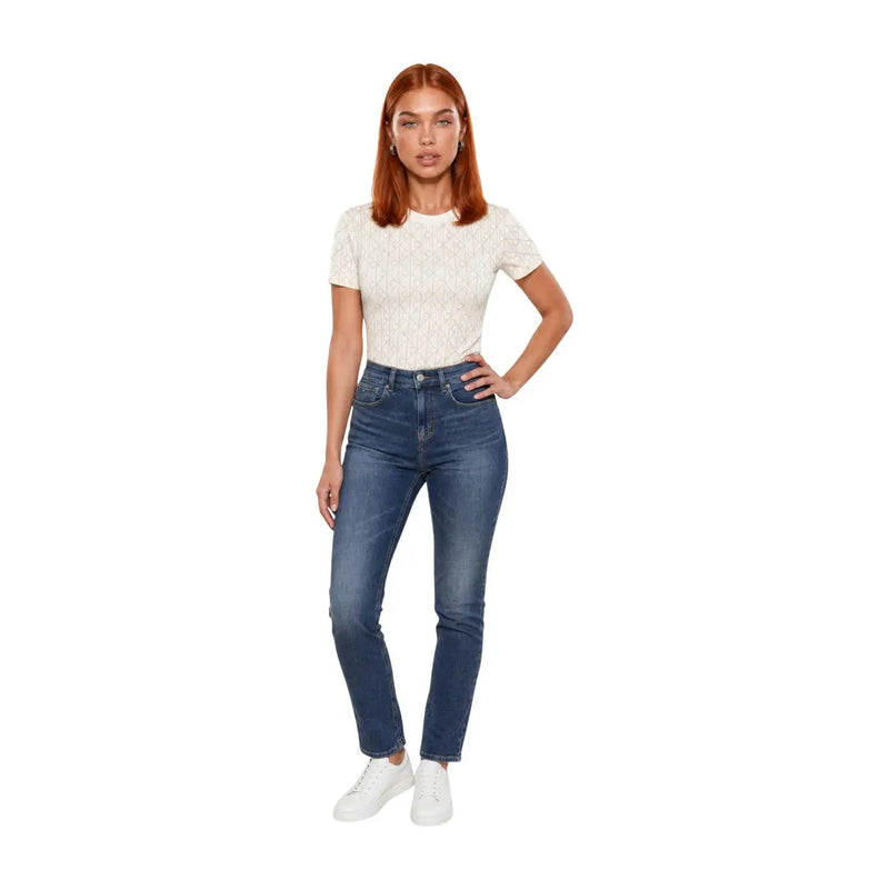 Jean bleu en denim taille haute à coupe droite, associé à un t-shirt blanc en coton à motifs géométriques Calvin Klein Jeans pour femme.
