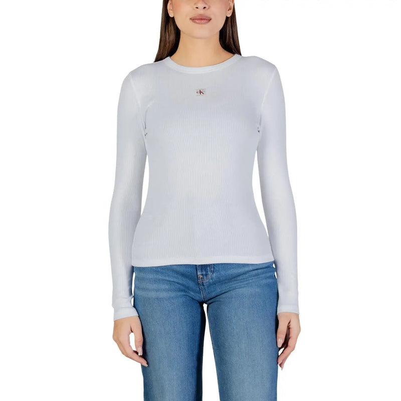 Un t-shirt à manches longues en coton côtelé gris clair top avec un petit rouge Calvin Klein logo sur la poitrine pour femmes