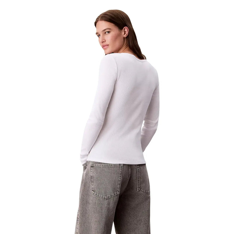 Calvin Klein Jeans T-shirt long blanc en coton lycra pour femme, avec un tissu lisse et ajusté et un col rond.