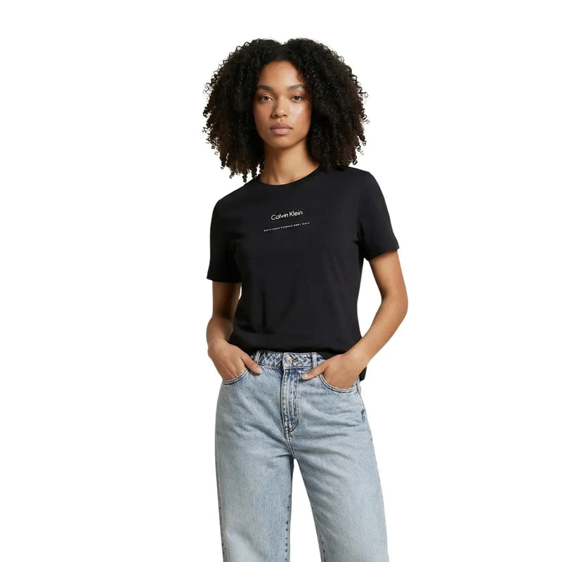 T-shirt noir Calvin Klein en coton pour femme, avec un logo blanc discret sur la poitrine et un col rond.