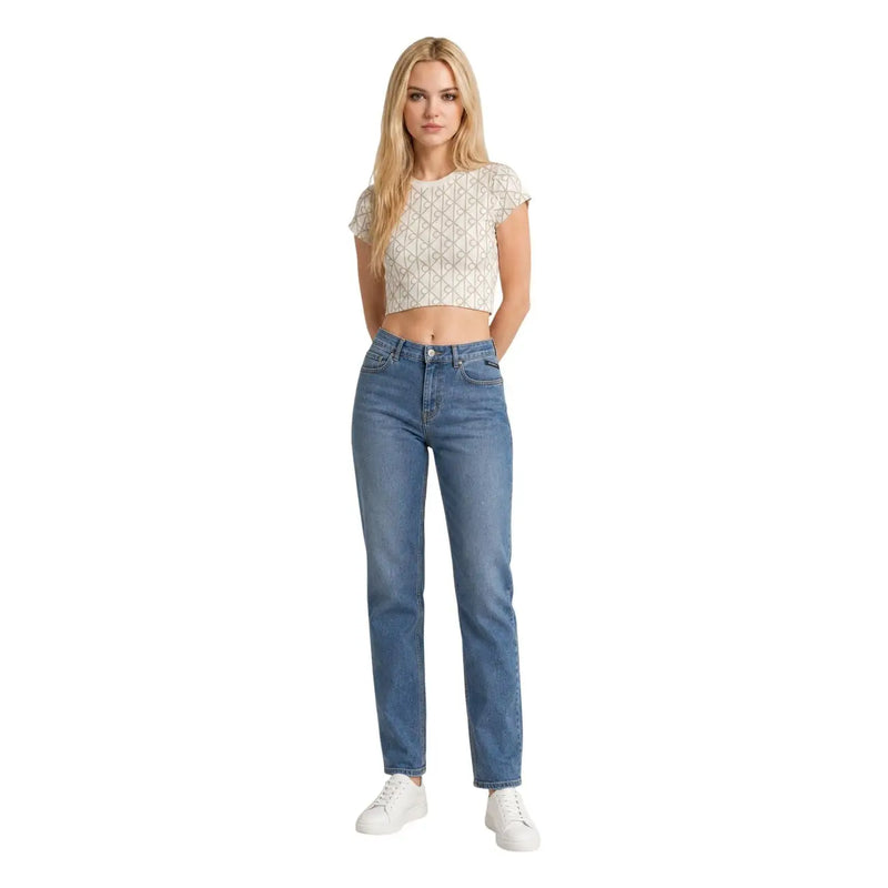 Jean en denim bleu taille haute, coupe droite et cinq poches, associé à un t-shirt blanc en coton Calvin Klein pour femme