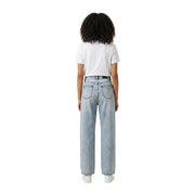 T-shirt Calvin Klein Jeans pour femme, blanc, en coton, col rond, présenté avec un jean en denim clair, taille haute, jambes larges (vue de dos).