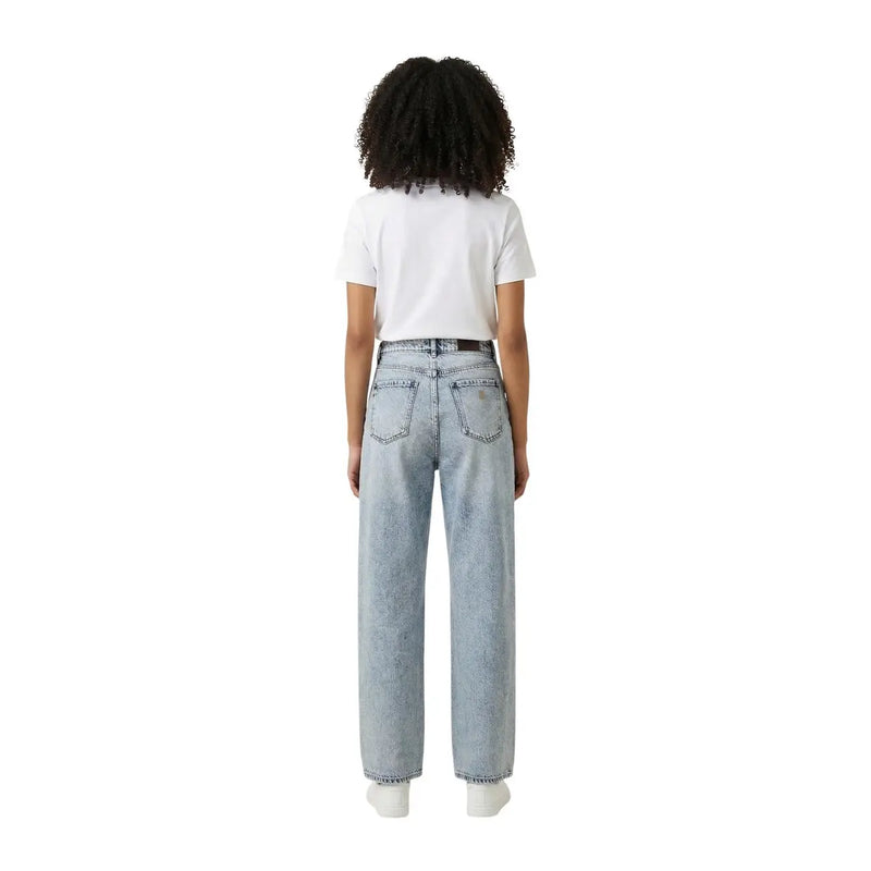 T-shirt Calvin Klein Jeans pour femme, blanc, en coton, col rond, présenté avec un jean en denim clair, taille haute, jambes larges (vue de dos).