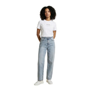 Jean en denim clair délavé, taille haute, coupe droite et coutures classiques, associé à un t-shirt blanc en coton à col rond Calvin Klein pour femme.