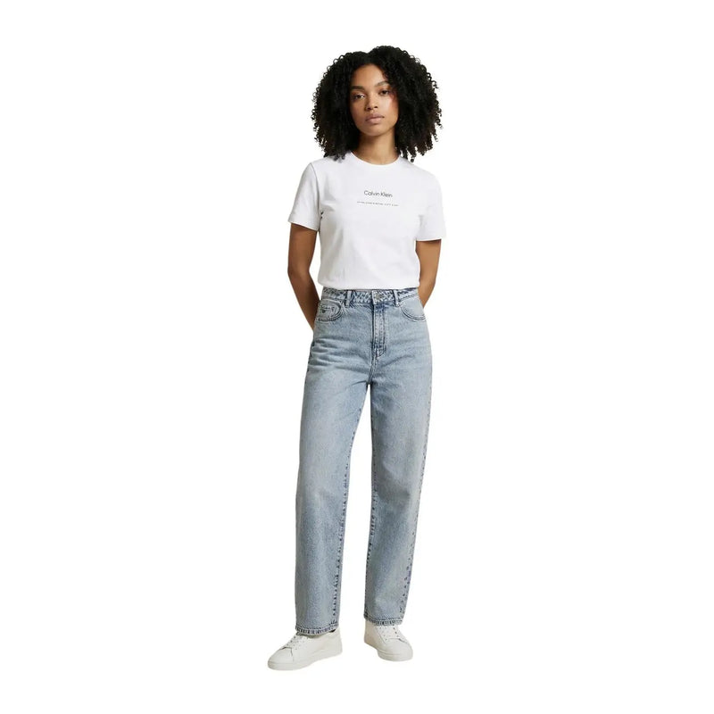 Jean en denim clair délavé, taille haute, coupe droite et coutures classiques, associé à un t-shirt blanc en coton à col rond Calvin Klein pour femme.