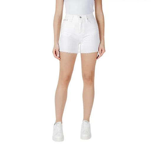 Calvin Klein Jeans Short blanc en coton taille haute pour femme, ourlet effiloché