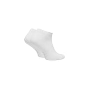 Une paire de Calvin Klein Jeans Chaussettes de sport blanches en coton pour femmes, style cheville, au design minimaliste et épuré.