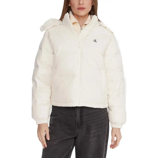 couleur crème Calvin Klein Jeans Doudoune blanche à capuche pour femme en nylon, matelassée et ornée d'un logo sur la poitrine gauche