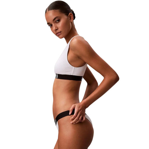 Soutien-gorge de sport en nylon côtelé blanc avec bande élastique noire et culotte assortie, par Calvin Klein Jeans, collection femme, vêtements de plage brésiliens