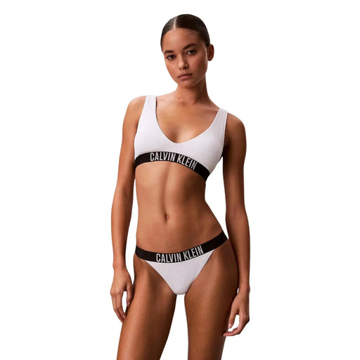 Calvin Klein Jeans Ensemble bikini blanc côtelé en nylon pour femme avec ceinture noire à logo, idéal pour la plage brésilienne.