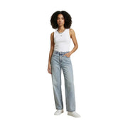 Jean Calvin Klein en denim clair délavé, coupe droite et cinq poches, associé à un débardeur blanc. top