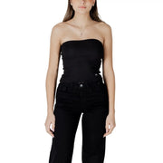 Calvin Klein Jeans femme noir sans bretelles top avec une silhouette ajustée et une texture subtile pour un style élégant