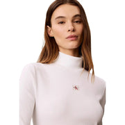 Col roulé en maille côtelée de coton blanc top avec de petites broderies Calvin Klein Jeans logo sur la poitrine pour femmes
