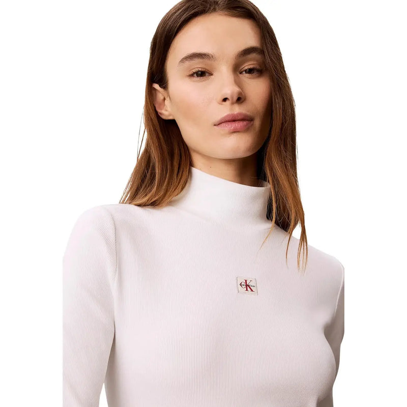 Col roulé en maille côtelée de coton blanc top avec de petites broderies Calvin Klein Jeans logo sur la poitrine pour femmes