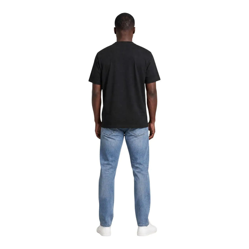 Calvin Klein T-shirt noir en coton à col rond et manches courtes pour homme, porté par un mannequin de face.