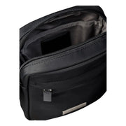 Calvin Klein Sacoche de reporter pour homme en nylon noir épuré, au design minimaliste et élégant, ornée de détails métalliques argentés.