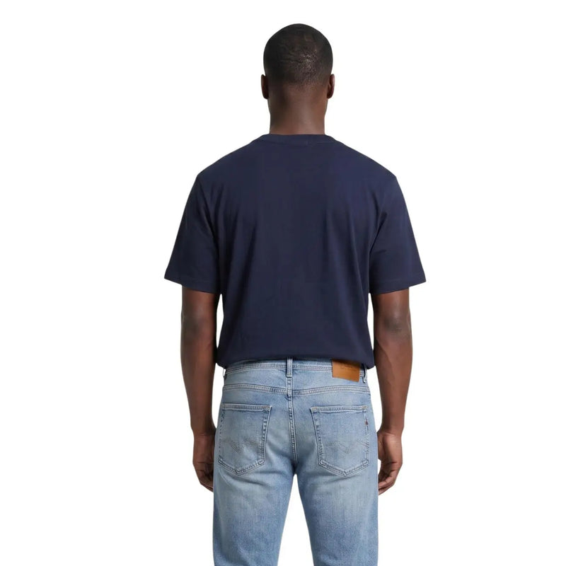 Calvin Klein T-shirt bleu en coton pour homme, col rond, manches courtes et ourlet légèrement raccourci.