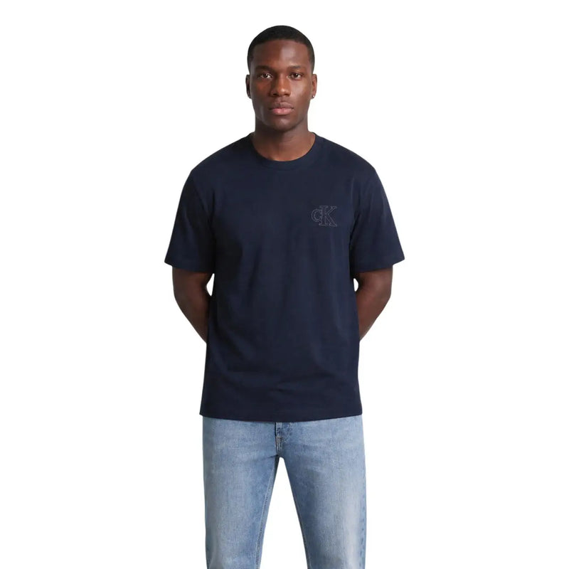 T-shirt homme Calvin Klein bleu marine en coton, col rond et logo brodé discret sur la poitrine gauche
